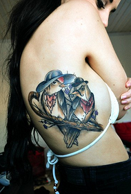 tjejer bröst sida mode klassiska fågel tatuering mönster
