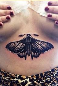 ຮູບແບບແມ່ຍິງ sexy chest chest moth tattoo ຮູບພາບ