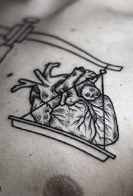 širdies tatuiruotės modelis krūtinės likučio