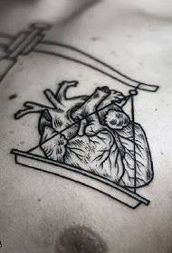 modello del tatuaggio del cuore dell'equilibrio del torace