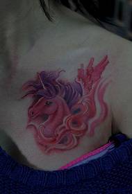 skönhet bröstet röd enhörning tatuering