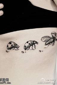 immagine sexy del modello di tatuaggio a coccinella a sette stelle