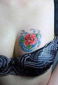schoonheid sexy borst roos tattoo patroon foto