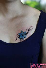 qartë fotografia e tatuazhit mbi gjoksin e luleve të freskët