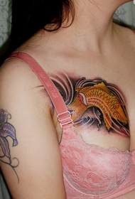 여성 가슴에 물고기 문신 문신