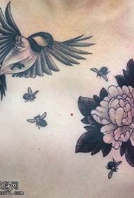 Modello di tatuaggio di fiori di uccelli pregiati