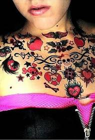 seksi djevojka prsa ličnost cvjetna loza tetovaža u obliku srca