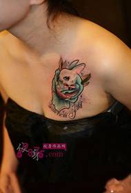 imagen linda del tatuaje de la clavícula del conejo de la flor