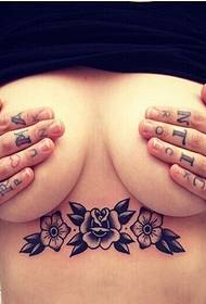 et sett med tatovering under brystet av personlighetstatoveringsmønsteret Xin-bilder