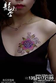 un bellissimo motivo tatuaggio spilla