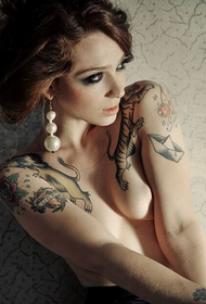 bellezza di leone e tatuaggio di tigre