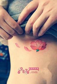 가슴 아름다운 작은 벚꽃 패션 문신 사진