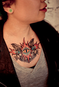 personaliti dada kecantikan tattoo kucing bermata tiga