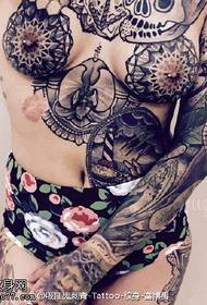 мода груди ванільну татуювання візерунок