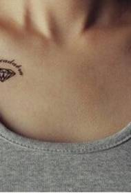 foto di tatuaggi piccoli inglesi con petto di diamante fresco inglese