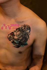 男人胸部創意馬頭紋身圖片