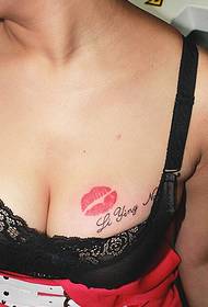 груди червоні губи сексуальна татуювання працює