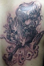 gizonezko bularrean Kirin tatuaje nagusi