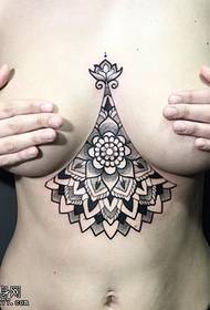 Grudi klasični uzorak tetovaže lotosa