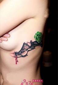 seksuali šoninė krūtinės rožių peilio tatuiruotės nuotrauka