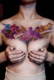 foto di apprezzamento del modello del tatuaggio del calamaro sexy sul petto