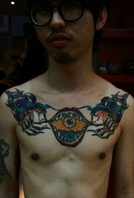 หน้าอกเด็กชายเป็นดอกไม้ตายหล่อคลาสสิกมาก tattoo กระดูกสัก