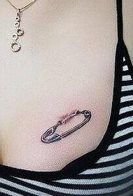 tatuaggio fresco dell'ago piccolo petto delle ragazze