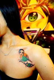 foto di tatuaggio personale clavicola uccello ragazza