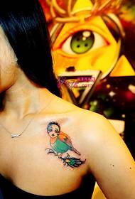 imagen de tatuaje de clavícula personal chica pájaro