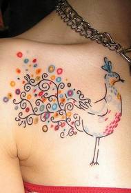 Suositeltava kuva värikkäästä riikinkukko-tatuoinnista