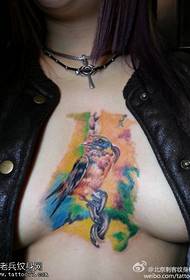 un modello di tatuaggio colorato uccello felice