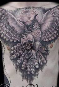 mies rinnassa dominoiva pöllö tatuointi kuva