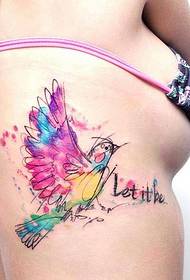 красива птица татуировка на момиче