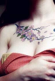 mooi schattig meisje borst super elegante bloem en vogel tattoo foto