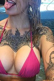 veľké prsia v bazéne, tetovanie osobnosti európskych a amerických žien na hrudi