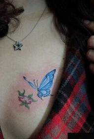 flicka bröst vacker blomma, fjäril tatuering mönster bild