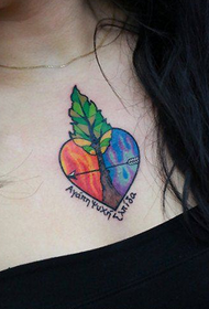 belleza frente pecho hermoso amor y pequeño árbol tatuaje patrón