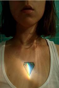 modello di tatuaggio diamante personalità petto bellezza Apprezzare l'immagine