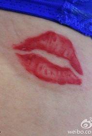 Sexig tatuerad mönster med röda läppar