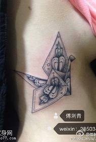 胸側の幾何学的要素千折り鶴タトゥーパターン