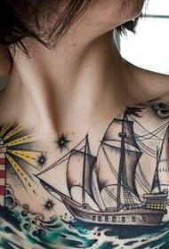 phare de la mode beauté poitrine et tatouage voile