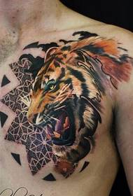人格男性の胸横暴な虎のタトゥー