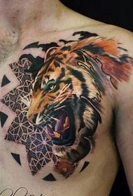tatuaggio di tigre prepotente sul petto da uomo di personalità