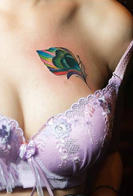 sexig tatuering med bröst påfågelfjäder