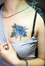 Zilo rožu tetovējuma raksts uz Mimi