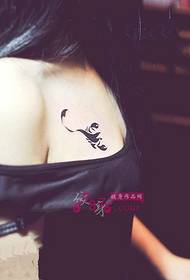 schoonheid sexy borstschorpioen tattoo foto