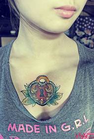 foto di bellezza petto cuore blocco tatuaggio modello