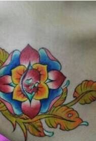 Gambar bunga tato pola bunga dada berwarna