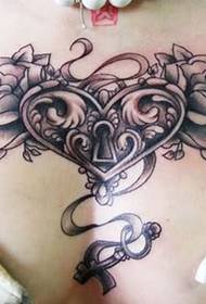 immagine del modello del tatuaggio floreale curvo bellezza
