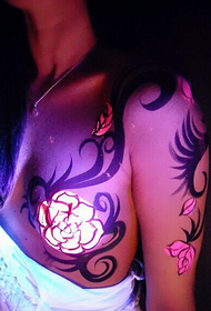 флуоресцентна розова татуировка на гърдите